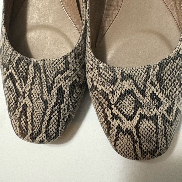 Aerosoles Sophisticated Black and Tan Leather Flats with Snakeskin Texture - Picture 11 of 14